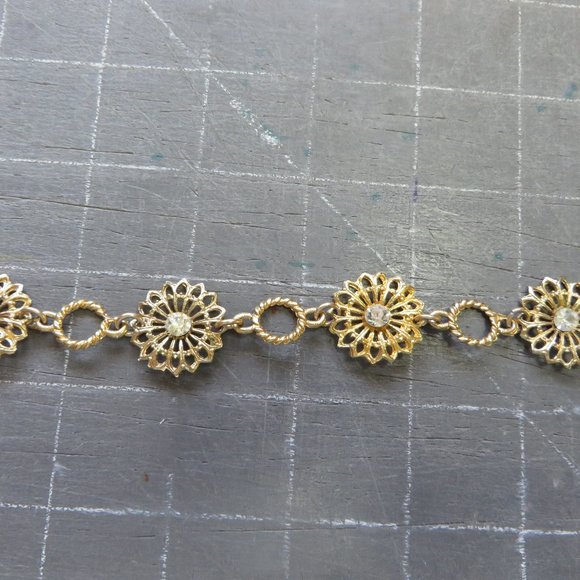 Pretty Gold toned flower necklace crystal center - Picture 4 of 8